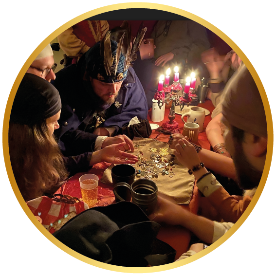 Gruppe von LARPern an einem Tavernentisch in den Katakomben