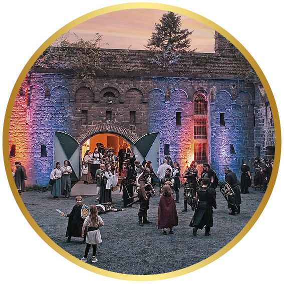 Hof der Katakomben im Sommer, stimmungsvoll beleuchtet