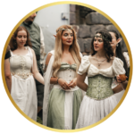 Eine Gruppe von Elben beim Besuch der Katakomben (LARP)