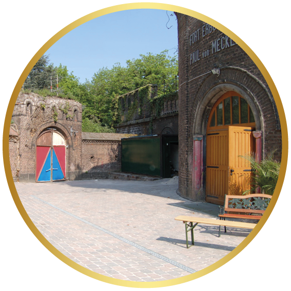 Der historische Innenhof der Katakomben im Sommer